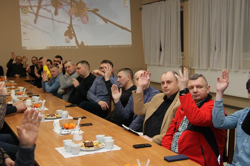 Mieszkańcy Konarzewa w trakcie głosowania