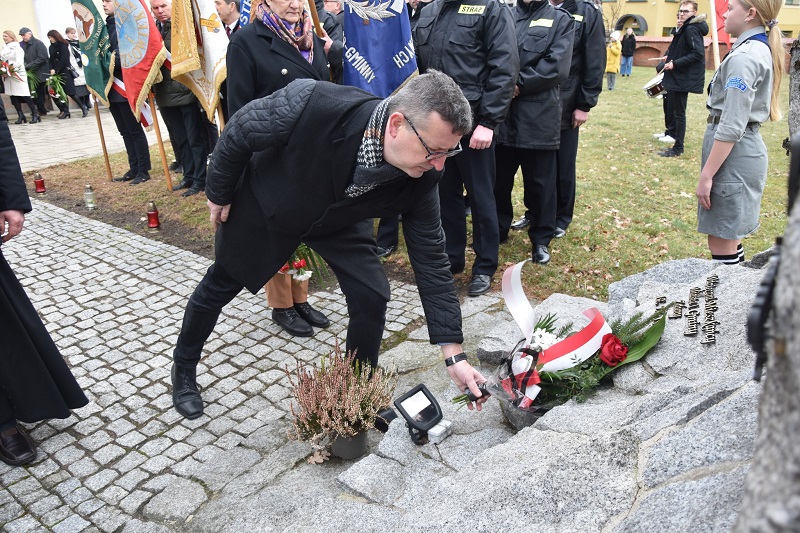 Burmistrz Zdun składa kwiaty pod pomnikiem