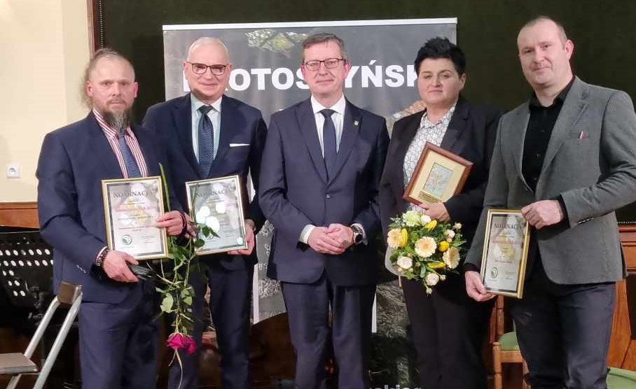 Na zdjęciu nagrodzeni i nominowani z burmistrzem Zdun podczas Gali w LO w Krotoszynie